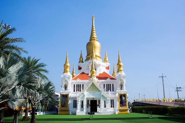 Starożytna stupa lub antyczne chedi dla podróżujących z Tajlandii podróżujących z szacunkiem modląc się błogosławieństwo życząc tajemnicy mit święty w świątyni Wat Raiking lub Rai Khing w listopadzie 42022 w Nakhon Pathom Tajlandia