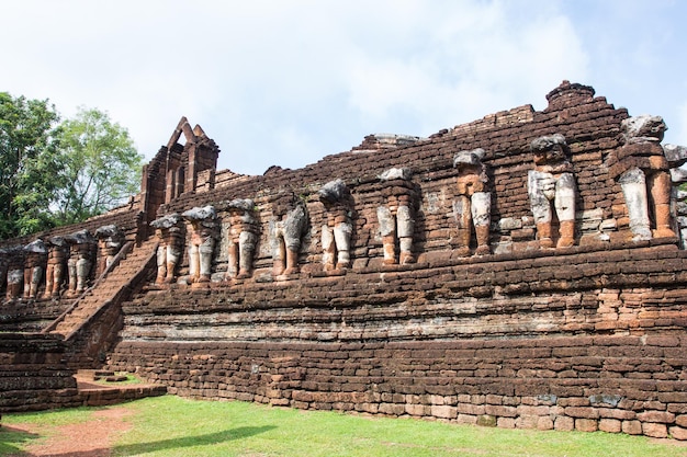 Starożytna świątynia w Parku Historycznym Kamphaeng Phet, część wpisanego na Listę Światowego Dziedzictwa UNESCO Historyczne miasto Sukhothai i powiązane historyczne miasta Tajlandia