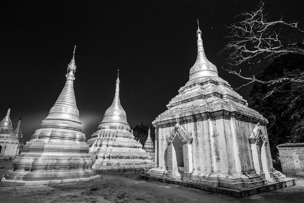 Starożytna świątynia w pobliżu jaskini Pindaya położona obok miasta Pindaya Shan State Birma Myanmar Słynne buddyjskie miejsce pielgrzymek i atrakcja turystyczna Czarno-biały obraz