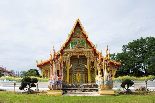 Starożytna świątynia Wat Saen Suk lub Saen Suk w mieście Angthong w Ang Thong w Tajlandii