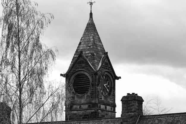 Zdjęcie starożytna wieża kościelna i zegar w harrogate w północnym yorkshire