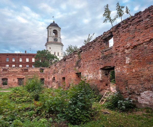 Starożytna Wieża Zegarowa W Mieście Wyborg Rosja Przez Ruiny świątyni