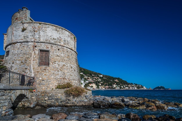Starożytna wieża zwana della Coscia, położona bezpośrednio nad morzem w pobliżu centrum Alassio, na włoskiej Riwierze
