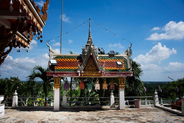 Starożytna żelazna metalowa dzwonnica w starożytnym pawilonie Wat Khao Phra Si Sanphet Chayaram świątynia dla Tajlandczyków podróżujących odwiedzić pukać uderzyć do modlitwy szacunek błogosławieństwo buddy w Suphan Buri Tajlandia