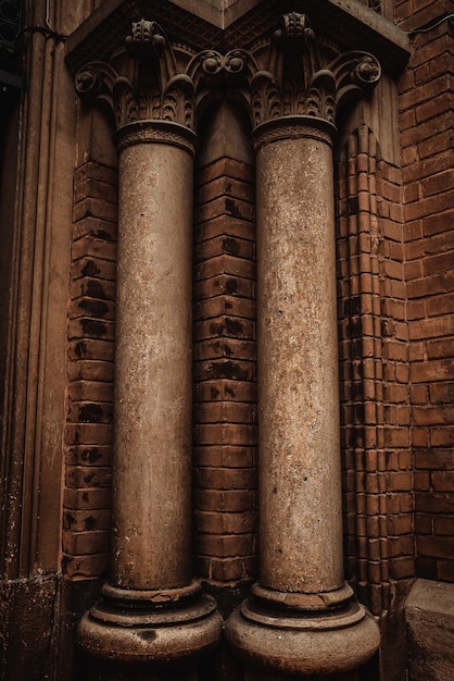 Starożytne antyczne kamienne kolumny zdobią stary zabytkowy budynek