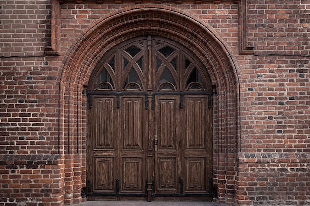 Starożytne drewniane drzwi i ceglany mur Klasyczna architektura