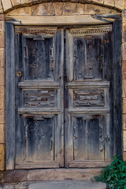 Starożytne drewniane drzwi w ruinach opuszczonej wioski Gamsutl Dagestan