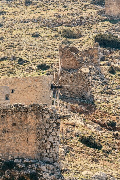 Starożytne historyczne słynne zniszczone kamienne wiatraki w słoneczny dzień Lassithi obszar wyspy Kreta Grecja
