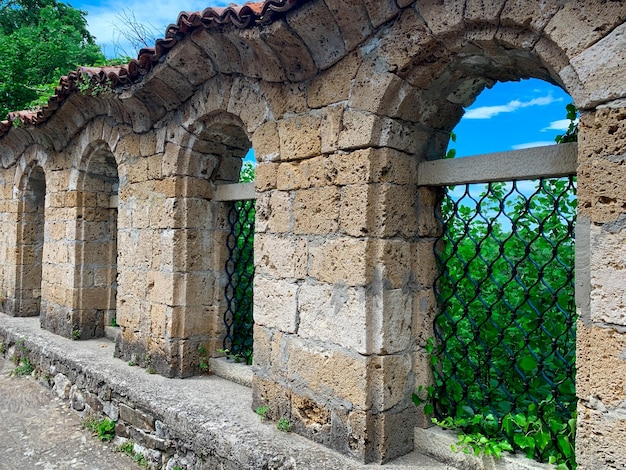 Starożytne kamienne ogrodzenie wewnątrz klasztoru Sokolskich położonego w górach