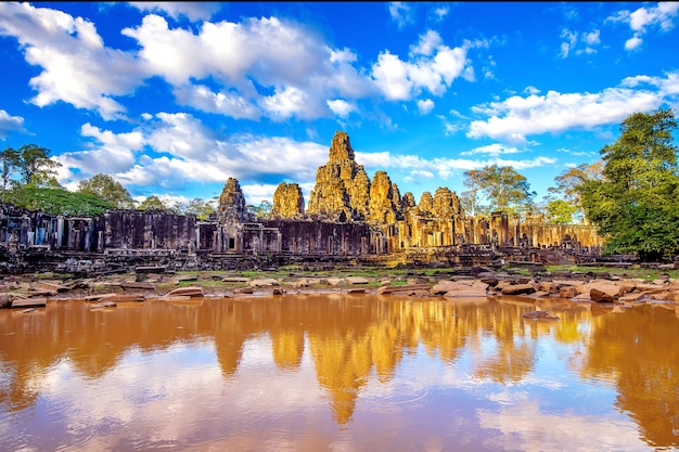 Starożytne kamienne ściany świątyni Bayon, Angkor Wat, Siam Reap, Kambodża.