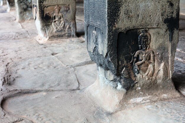 Starożytne kolumny w Angkor Wat