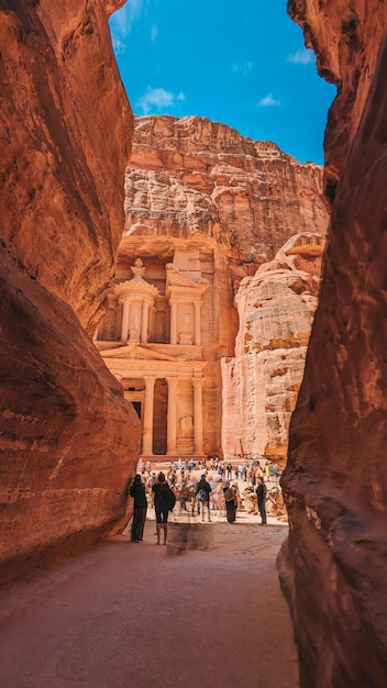 Starożytne miasto Petra jest koniecznością dla turystów.