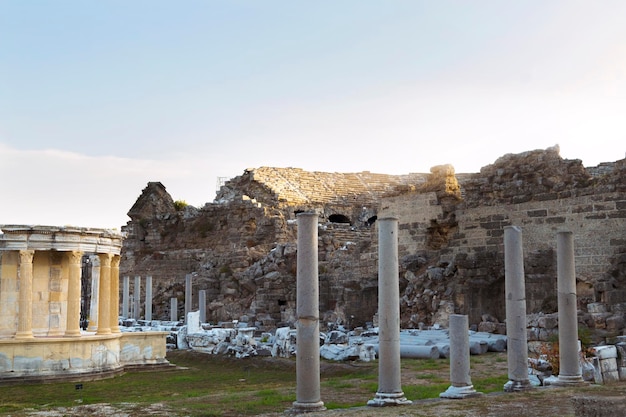 Zdjęcie starożytne miasto side ruiny starożytnego rzymskiego miasta założonego w vii wieku pne