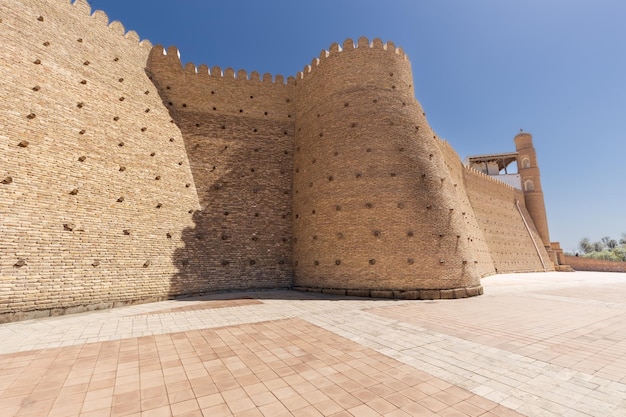 Starożytne monumentalne dziedzictwo archeologiczne Cytadela Arki z ceglanymi ścianami i wieżami Buchara Uzbekistan