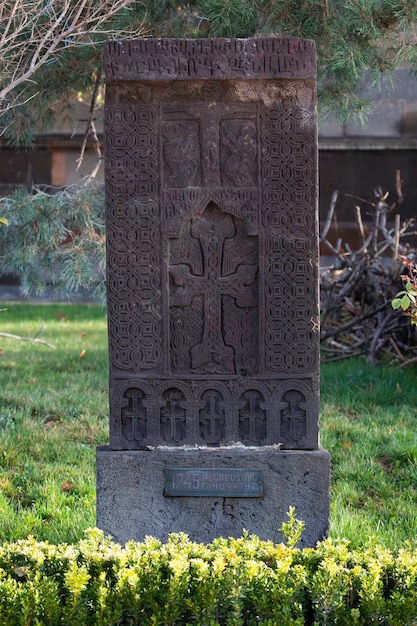 Zdjęcie starożytne ormiańskie krzyże (khachars) w macierzystej stolicy świętego eczmiadzynu, vagharshapat, armenia