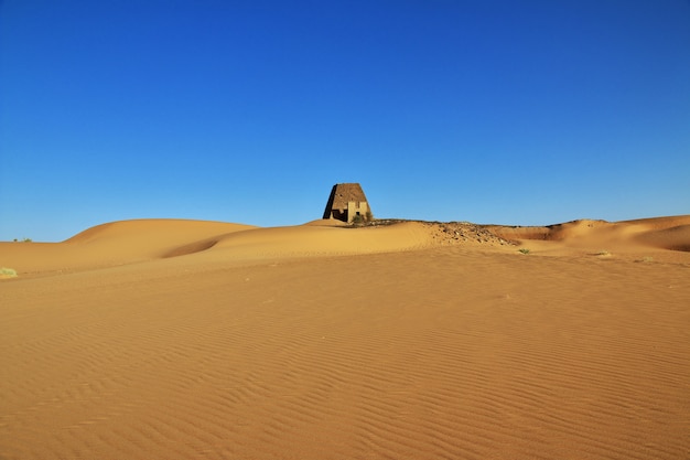 Starożytne piramidy Meroe na Saharze, Sudan