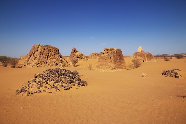 Starożytne piramidy Meroe na Saharze, Sudan