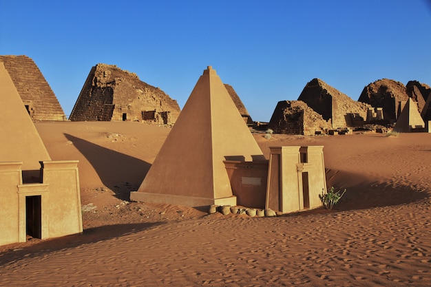 Starożytne Piramidy W Meroe Na Pustyni W Sudanie