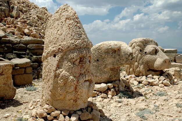 Zdjęcie starożytne posągi na górze nemrut kahta w turcji