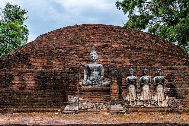 Starożytne postacie buddy w świątyni SRI SUKHOT to starożytna buddyjska świątynia w Chan Palace to buddyjska świątynia Jest to główna atrakcja turystyczna w PhitsanulokTajlandia