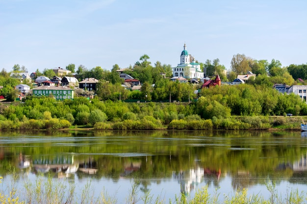 Starożytne rosyjskie miasto Kasimov. Widok z rzeki Oka