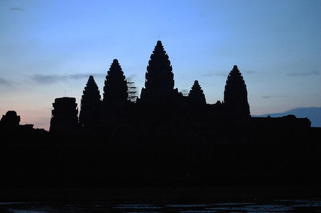 Starożytne ruiny antyczny budynek zamek Khmer Empire of Angkor Wat miasto świątynia dla mieszkańców Kambodży podróżnicy zagraniczni wizyta szacunek modląc się i patrząc krajobraz wschód słońca w Siem Reap Kambodża