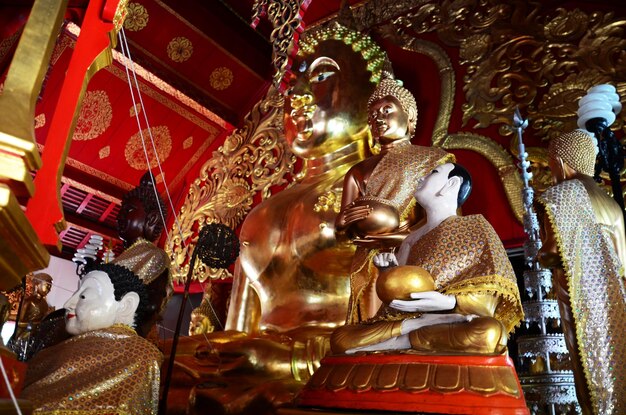 Starożytne ruiny buddy w starożytnym starym ubosot świątyni Wat Ming Mueang dla tajskiego ludu podróżnik wizyta i szacunek modlitwa błogosławieństwo życzenie mit święty mistyczny w mieście Chiangrai w Chiang Rai Tajlandia