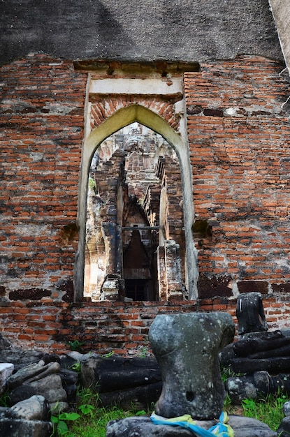 Starożytne ruiny budynku i antyczna architektura świątyni Wat Phra Sri Rattana Mahathat dla Tajów i zagranicznych podróżników podróż podróż wizyta szacunek modlitwa w mieście Lopburi w Lop Buri Tajlandia