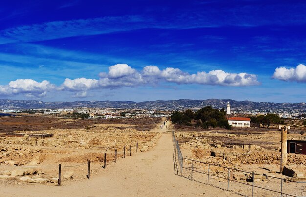 Starożytne ruiny miasta Kourion w pobliżu Pathos i Limassol Cypr Ruiny i droga pod błękitnym niebem Podróżuj na zewnątrz w tle