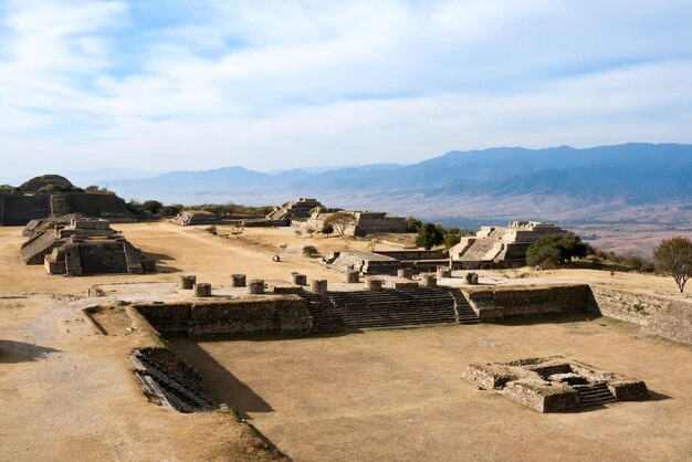 Starożytne ruiny na płaskowyżu Monte Alban w Meksyku