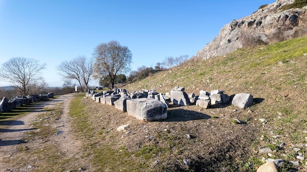 Zdjęcie starożytne ruiny na terenie archeologicznym filipi w grecji