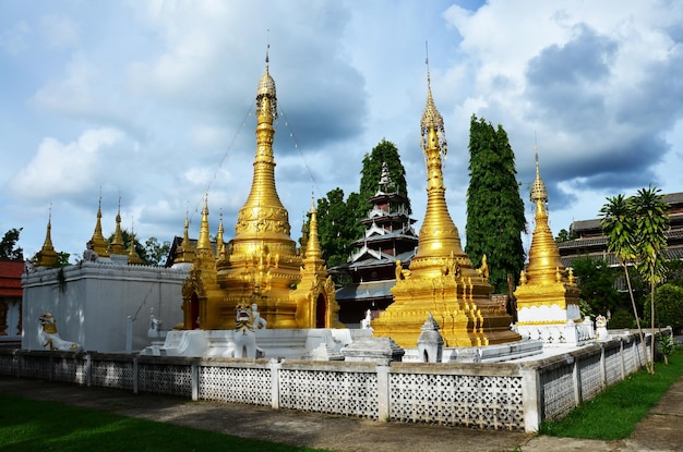 Starożytne ruiny stupa chedi pagody świątyni Wat Muay tor dla Tajów i zagranicznych podróżników wizyta z szacunkiem modlący się bóg Buddy w dystrykcie Khun Yuam w prowincji Mae Hong Son w północnej Tajlandii