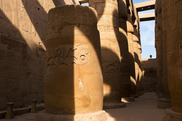 Zdjęcie starożytne ruiny świątyni karnak w luksorze teby egipt największy kompleks świątynny starożytności na świecie światowe dziedzictwo unesco