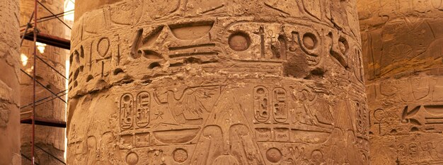 Starożytne ruiny świątyni Karnak w Luksorze Teby Egipt Największy kompleks świątynny starożytności na świecie Światowe Dziedzictwo UNESCO