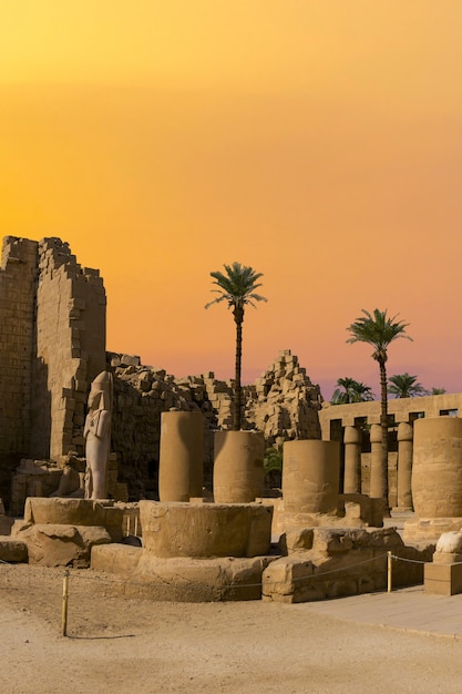 Starożytne ruiny świątyni Karnak w Luksorze Teby Egipt Największy kompleks świątynny starożytności