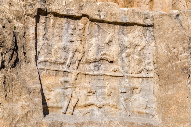 Starożytne rzeźby na nekropoli Naqsh-e Rustam w północnym Szirazie w Iranie.