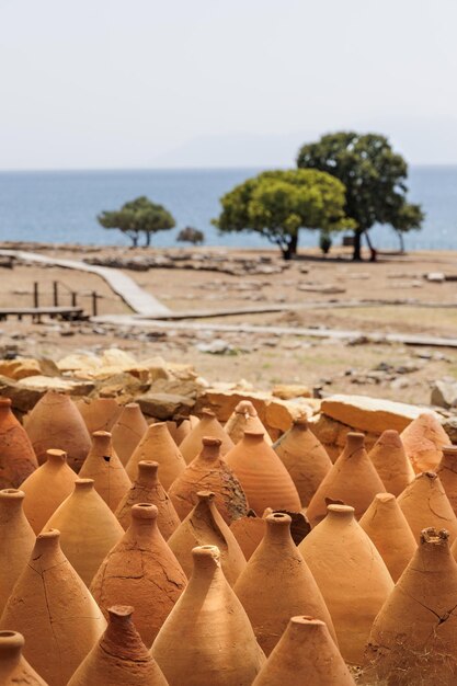 Starożytne stanowisko archeologiczne Mesimvria Zoni w pobliżu Makri Evros Grecja amfory gliniane do celów drenażu