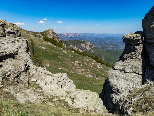 Starożytne wapienne wysokie góry o zaokrąglonym kształcie w mgle powietrza Dolina Duchów Demerji Crimea