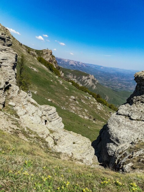 Starożytne wapienne wysokie góry o zaokrąglonym kształcie w mgle powietrza Dolina Duchów Demerji Crimea