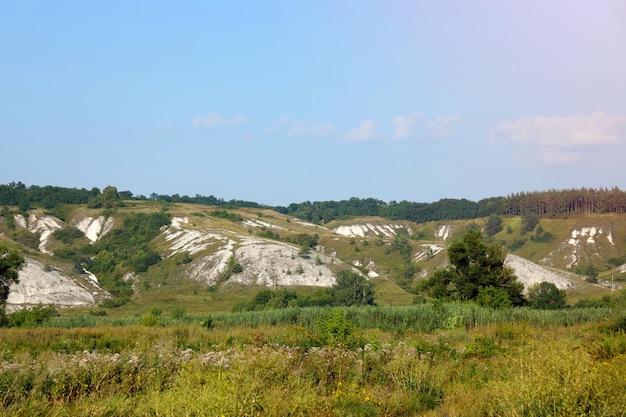 Starożytne, wielomilionowe góry kredowe na stepowej powierzchni ziemi