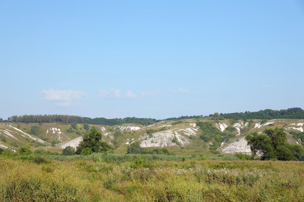 Starożytne, wielomilionowe góry kredowe na stepowej powierzchni ziemi