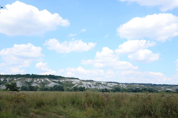 Starożytne, wielomilionowe góry kredowe na stepowej powierzchni ziemi