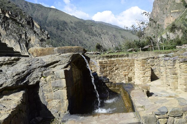 Starożytne źródło wody w ruinach Inków w Ollantaytambo Peru Starożytny budynek w Świętej Dolinie w peruwiańskich Andach