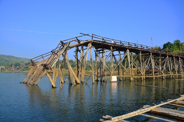 Starożytny antyczny Saphan Mon lub Uttamanusorn najdłuższy drewniany most uszkodzony z powodu gwałtownej powodzi w rzece Songkalia dla tajskich podróżnych podróżnych wizyta w mieście Sangkhla Buri w Kanchanaburi Tajlandia