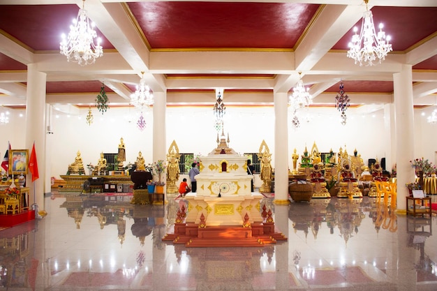 Starożytny Budda i antyczne bóstwo stary anioł świątyni Wat Phai Lueang dla Tajlandczyków podróżujący odwiedzają szacunek modląc się błogosławieństwo życzenie w Bang Bua Thong 1 października 2023 r. w Nonthaburi Tajlandia