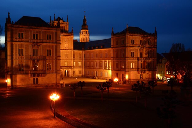 Starożytny budynek jest oświetlony latarniami w nocy Dziedzictwo architektoniczne