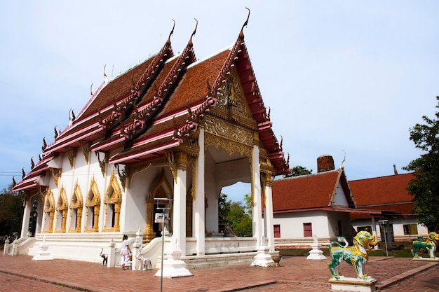 Starożytny budynek ubosot świątyni Wat Phra Si Rattana Mahathat dla podróżujących z Tajlandii odwiedzają i szanują modlące się błogosławieństwo życząc świętej tajemnicy czczenia Buddy w mieście Suphanburi w Suphan Buri Tajlandia