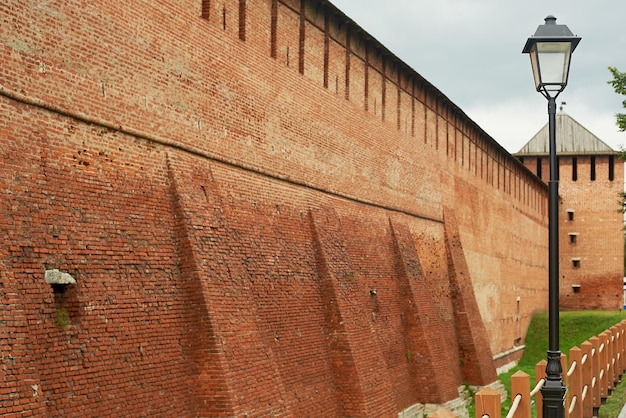 Starożytny ceglany mur twierdzy z czerwonej cegły Nad fosą Czasy rycerskie