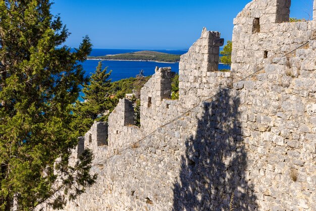 Zdjęcie starożytny fort fortica w mieście hvar na wyspie hvar w chorwacji