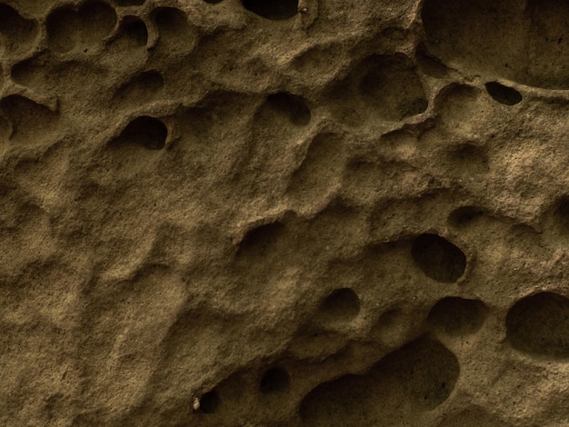 Starożytny górski kamień pokryty dziurami